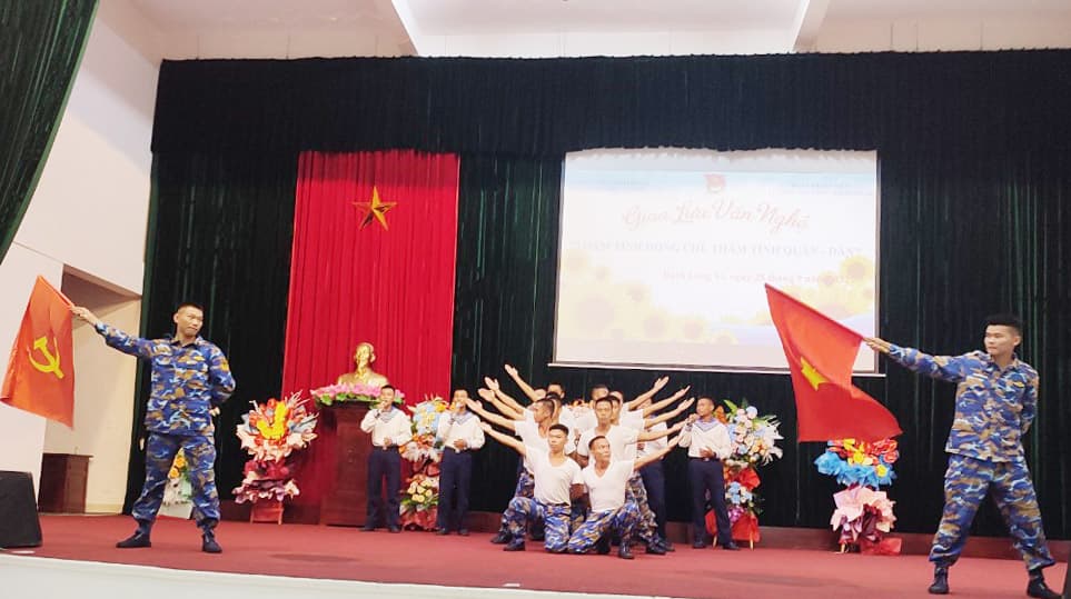 Giao lưu văn nghệ “Thắm tình đồng chí, thắm tình quân, dân”