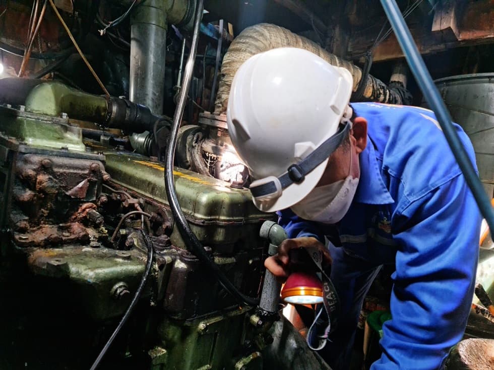 Trung tâm Dịch vụ hậu cần - kỹ thuật đảo Trường Sa khắc phục sự cố tàu cá PY 92889 TS