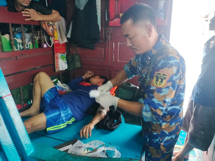 Nhà giàn DK1/21 cấp cứu ngư dân bị tai nạn trên biển