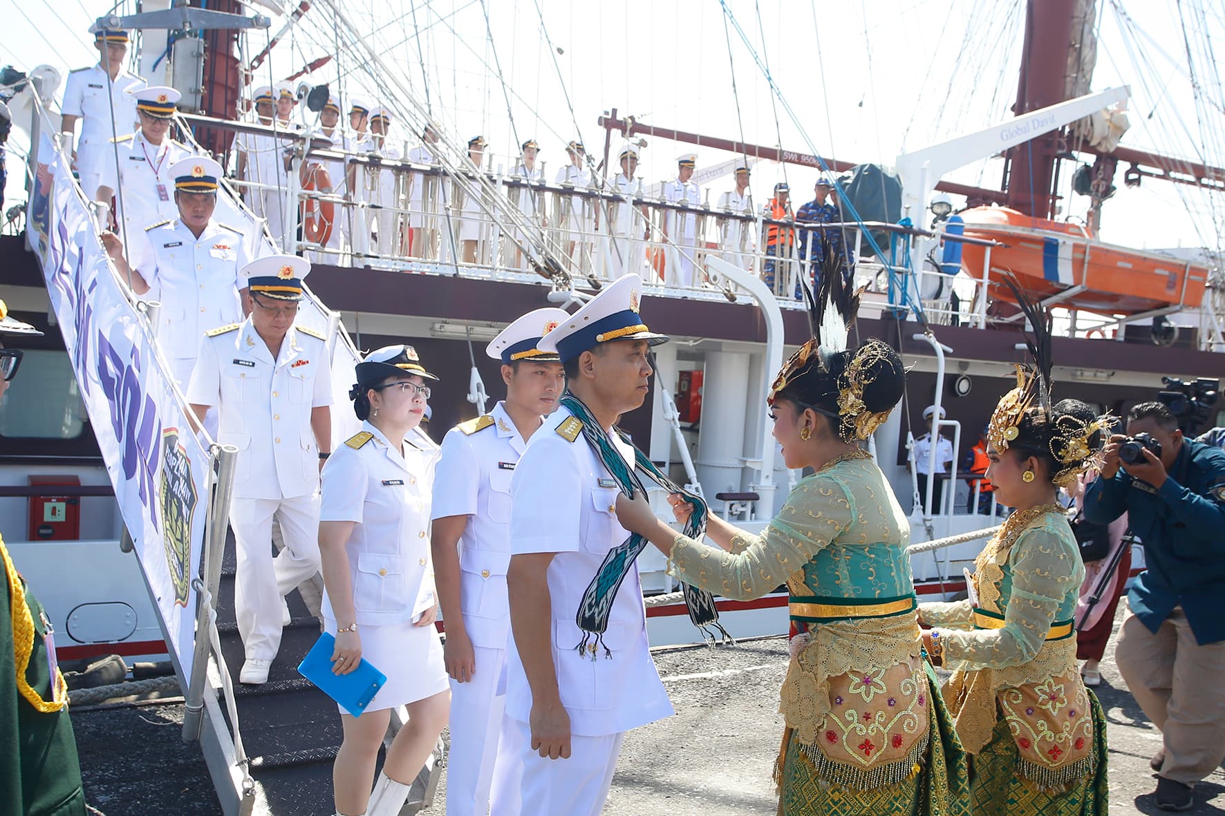Tàu 286-Lê Quý Đôn cập cảng Surabaya, bắt đầu thăm và giao lưu với Hải quân Indonesia