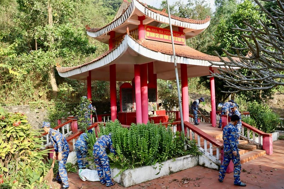 Tuổi trẻ Lữ đoàn 169 lao động làm đẹp nhà bia tưởng niệm các anh hùng, liệt sĩ xã Vạn Yên