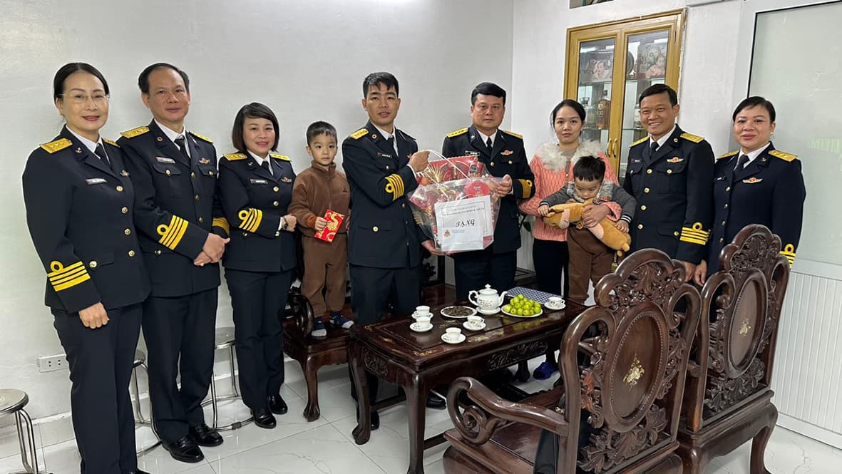 Ủy ban dân số, gia đình và trẻ em Quân chủng tặng quà các gia đình chính sách năm 2024