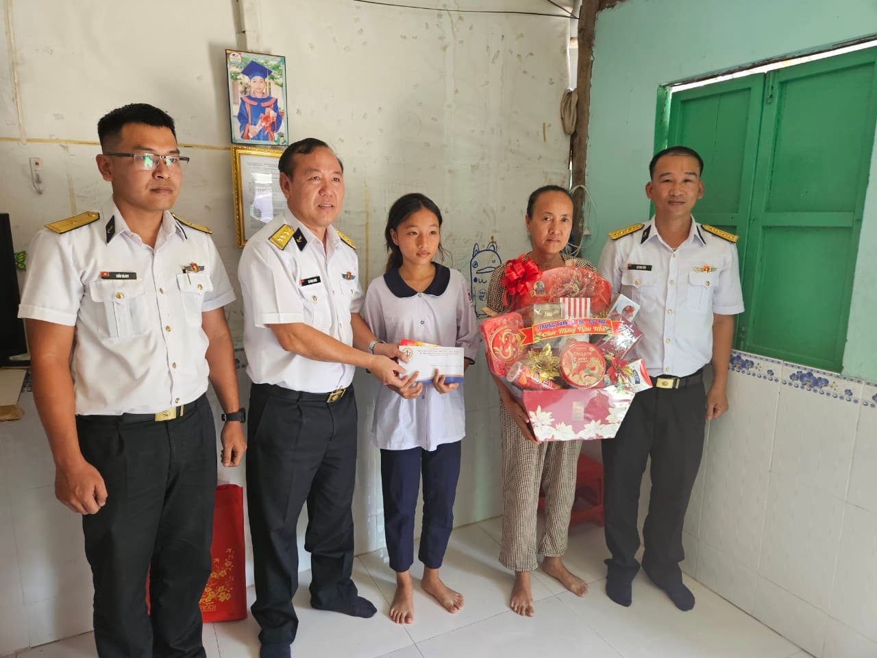 Trung tâm Tiêu chuẩn-Đo lường-Chất lượng 2 thăm, tặng quà con ngư dân được nhận đỡ đầu