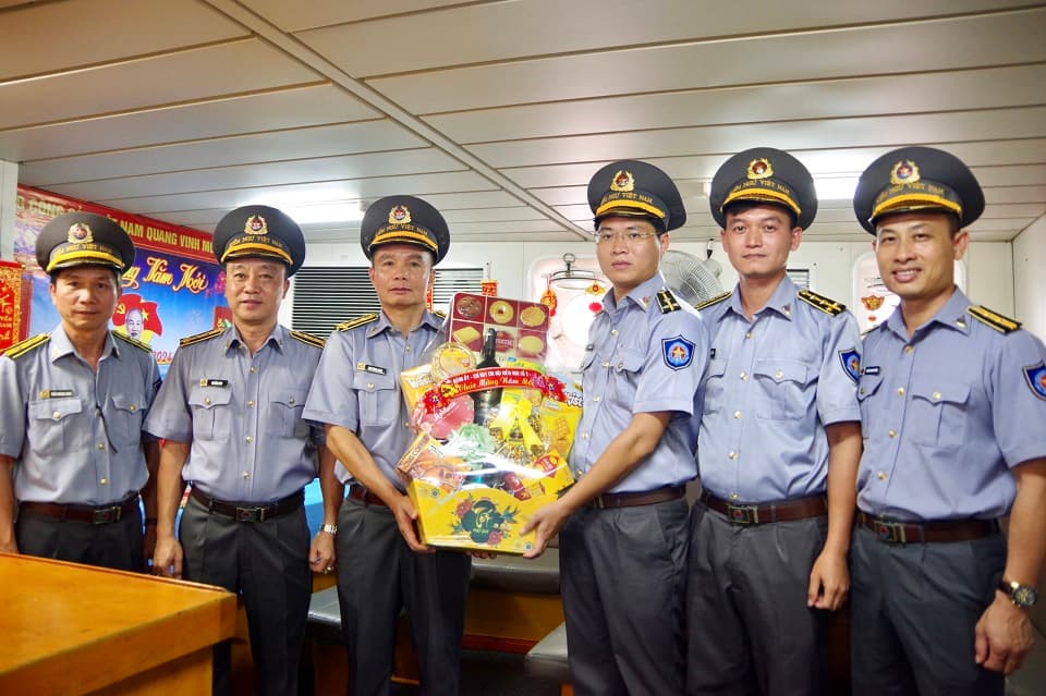 Chi đội Kiểm ngư số 2 tặng quà, động viên các tàu thực hiện nhiệm vụ trực Tết