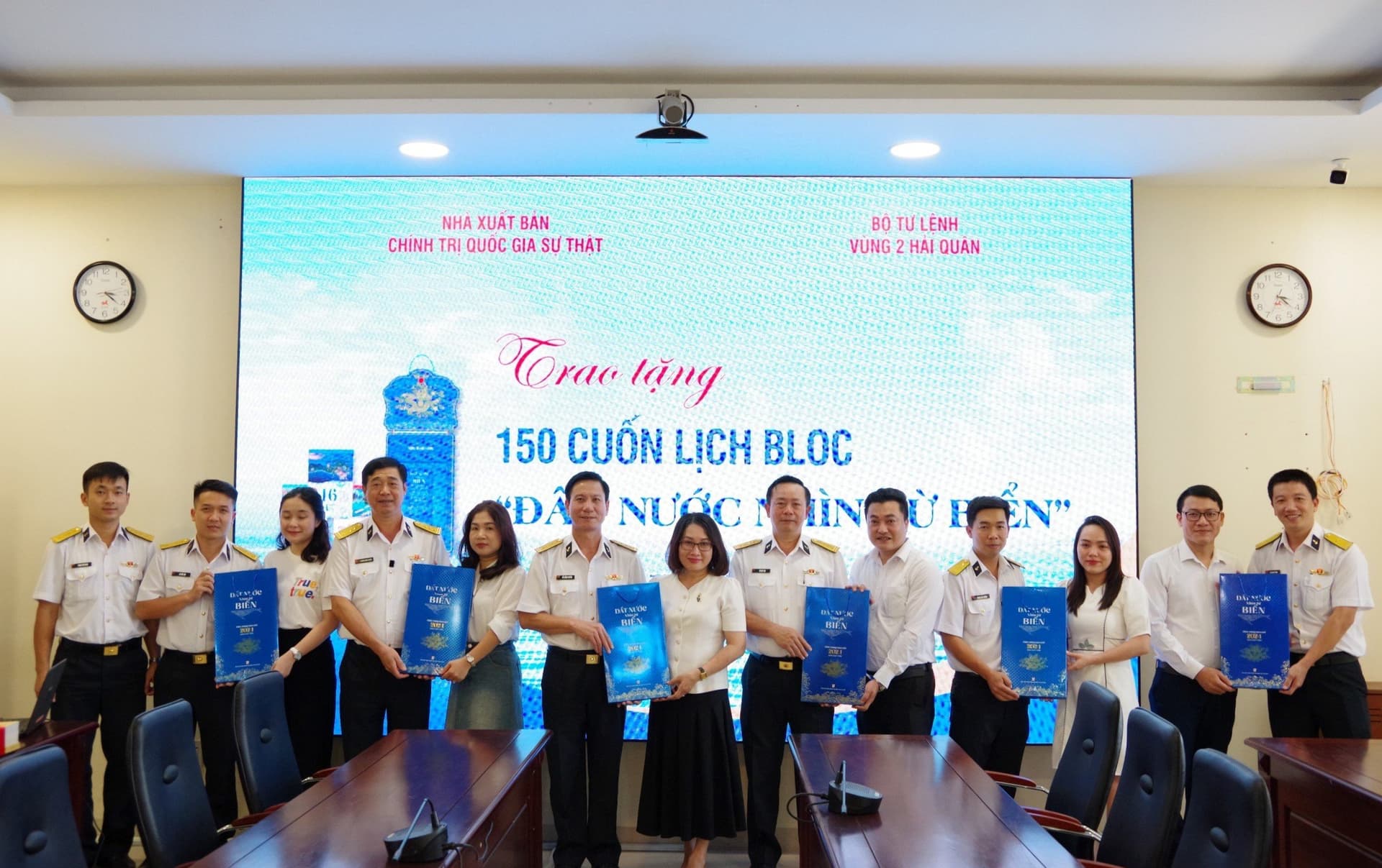 Nhà xuất bản Chính trị Quốc gia Sự thật thăm, chúc Tết cán bộ, chiến sĩ Vùng 2