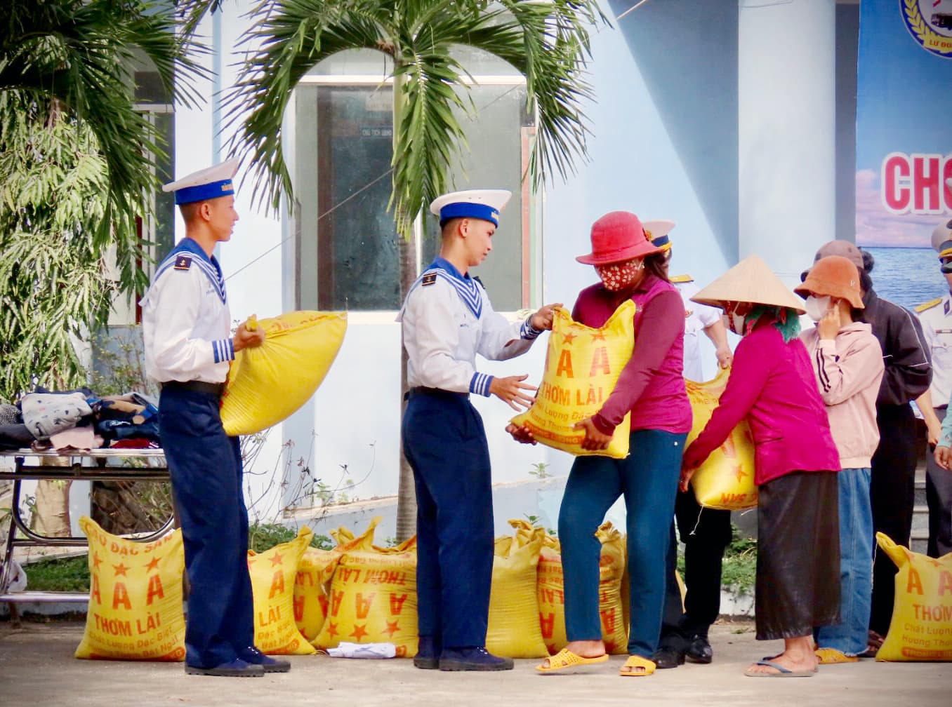 Lữ đoàn 682: Tặng quà tết tại xã Ea Lâm