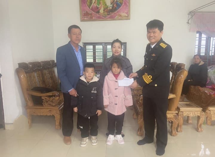 Lữ đoàn 131 bàn giao kinh phí hỗ trợ con ngư dân có hoàn cảnh khó khăn