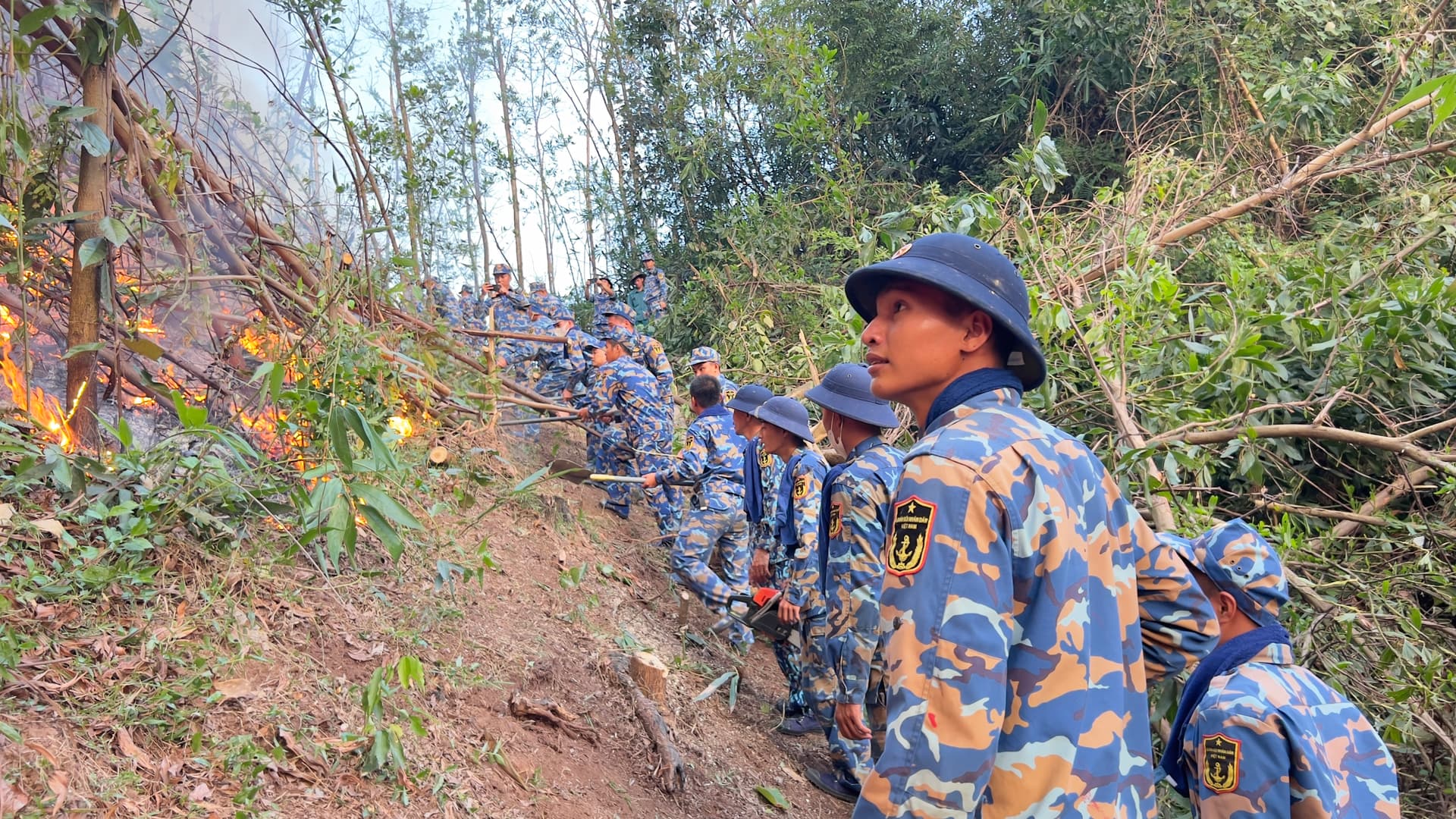 Cán bộ, chiến sĩ Lữ đoàn 169 giúp nhân dân chữa cháy rừng