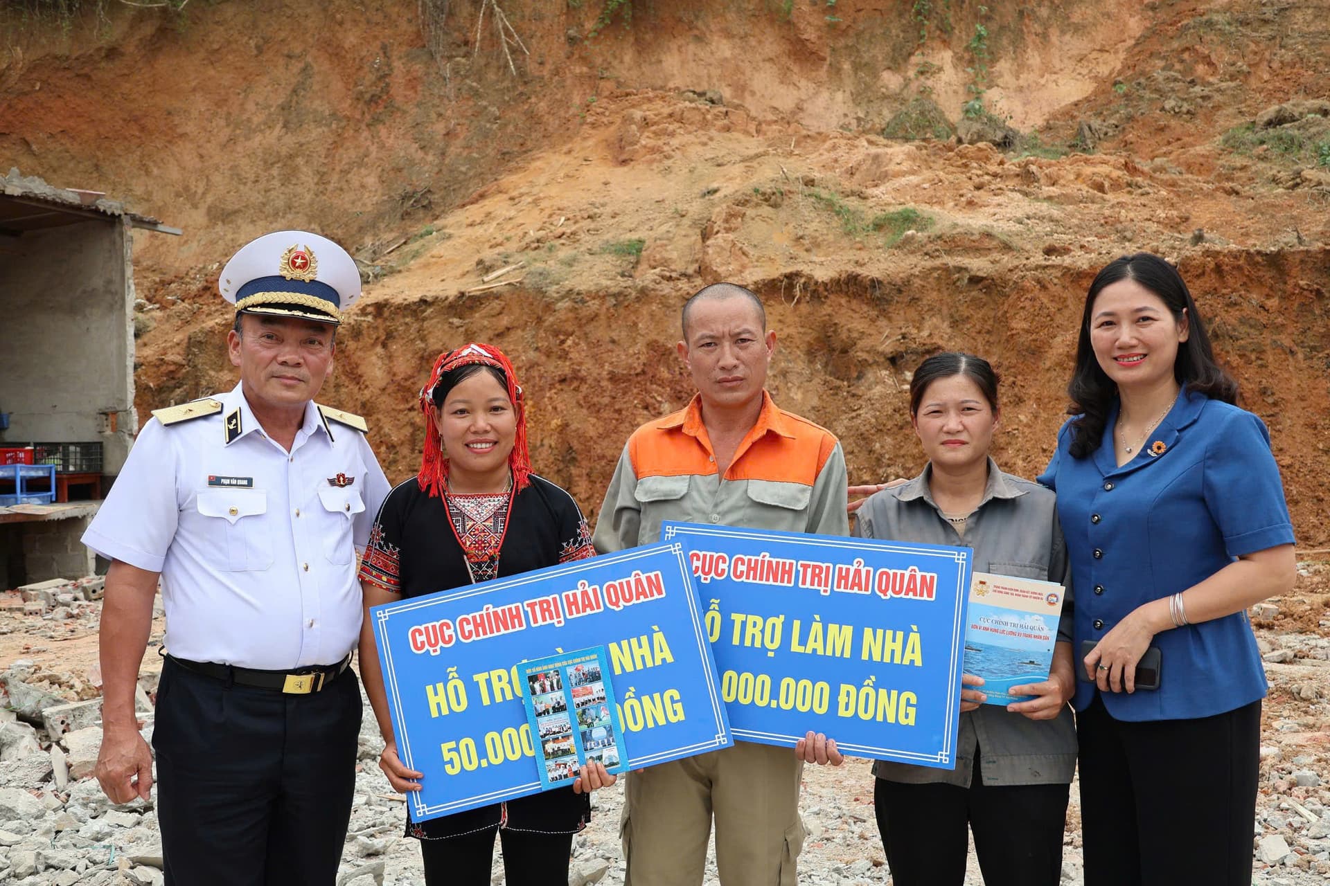Cục Chính trị Hải quân trao nhà đại đoàn kết và tặng quà tại huyện Lục Yên, tỉnh Yên Bái