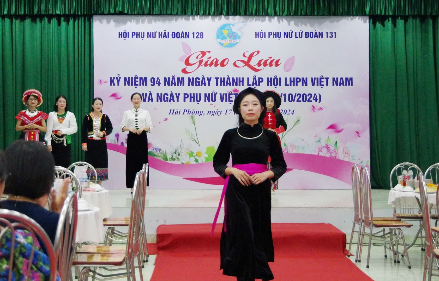 Hội phụ nữ Lữ đoàn 131 và Hải đoàn 128 biểu diễn thời trang các dân tộc