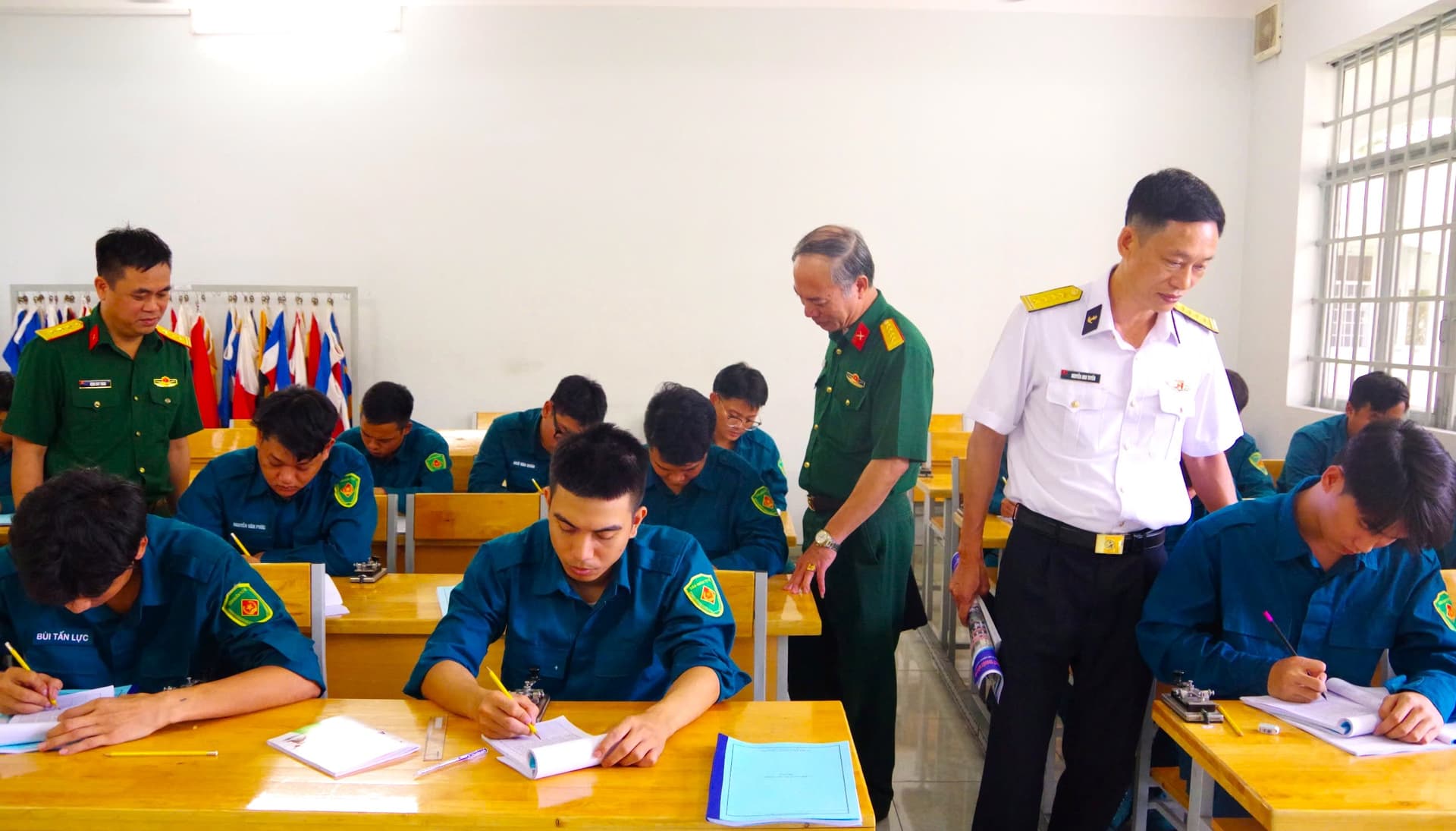 Cục Dân quân tự vệ làm việc với Trường Cao đẳng kỹ thuật Hải quân