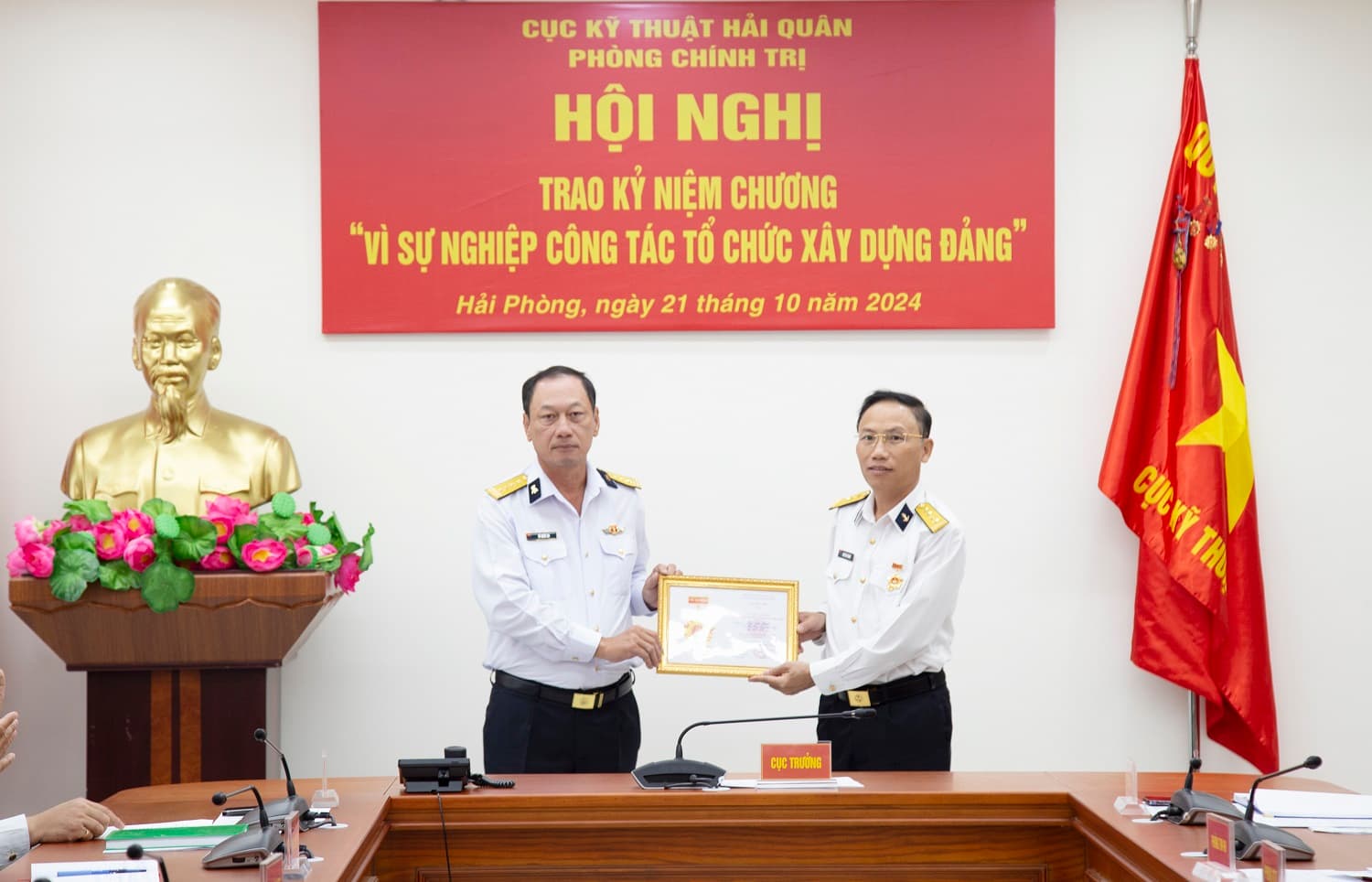 Cục Kỹ thuật Hải quân trao tặng kỷ niệm chương vì sự nghiệp công tác tổ chức xây dựng Đảng