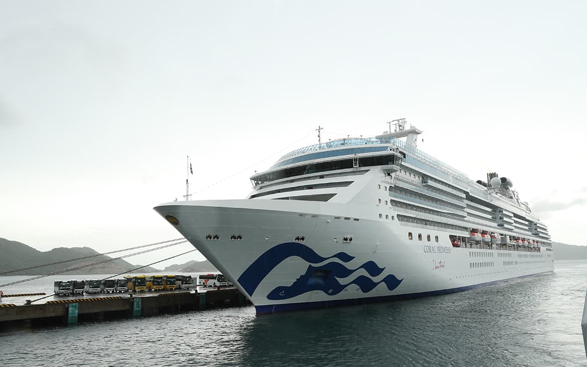 Tàu du lịch biển Coral Princess cập Cảng quốc tế Cam Ranh