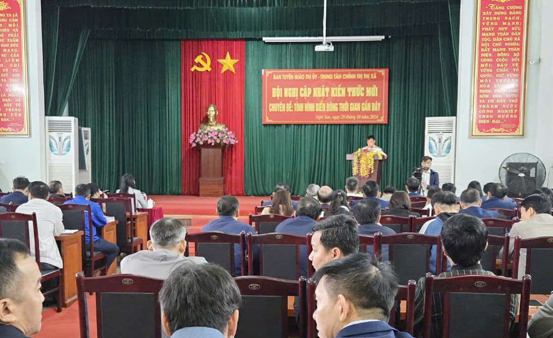 Hải đoàn 128 thông tin về biển, đảo cho gần 200 cán bộ, báo cáo viên thị xã Nghi Sơn