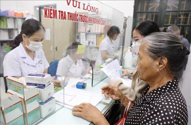 Từ ngày 1/1/2025, người tham gia bảo hiểm y tế có thể được thanh toán chi phí mua thuốc, thiết bị y tế bên ngoài