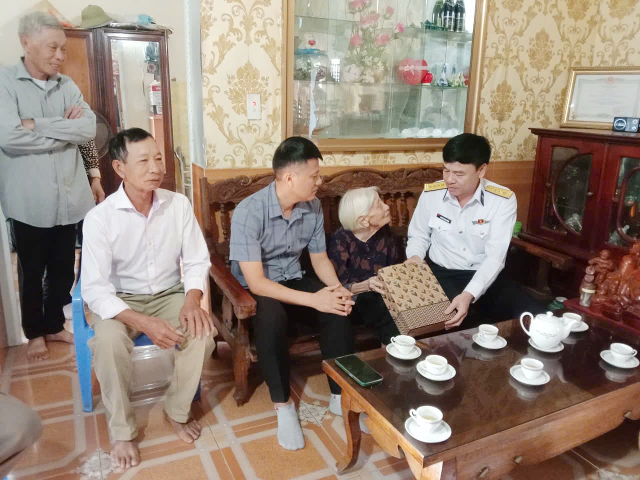 Thăm, tặng quà Mẹ Việt Nam Anh hùng tại Hải Phòng