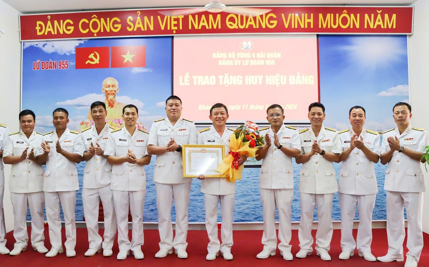 Lữ đoàn 955 tổ chức trao tặng Huy hiệu 30 năm tuổi Đảng