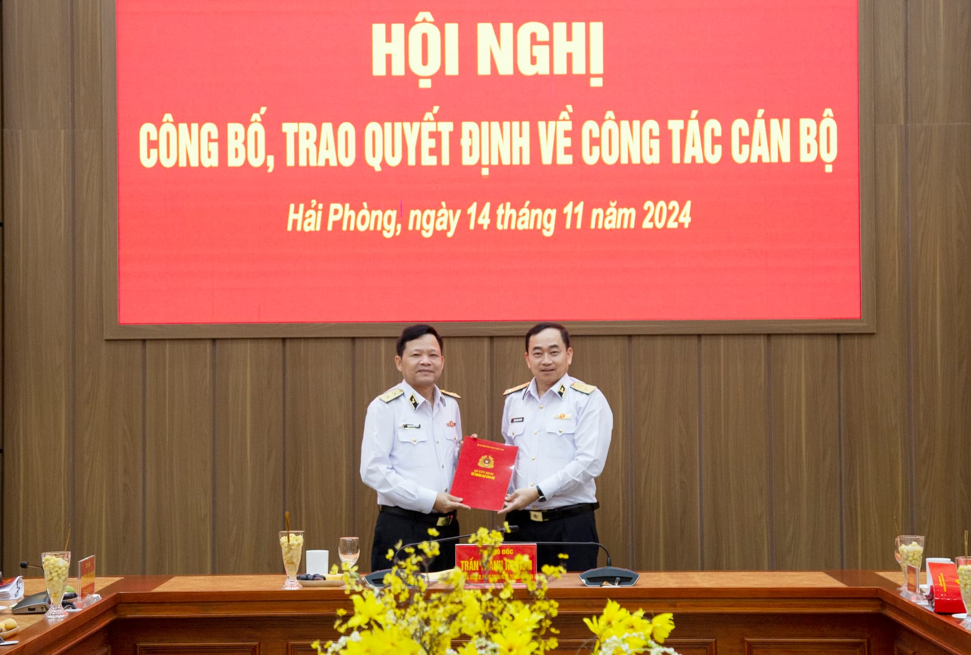 Ban Thường vụ Đảng uỷ Quân chủng Hải quân công bố và trao quyết định của Thủ tướng Chính phủ về công tác cán bộ