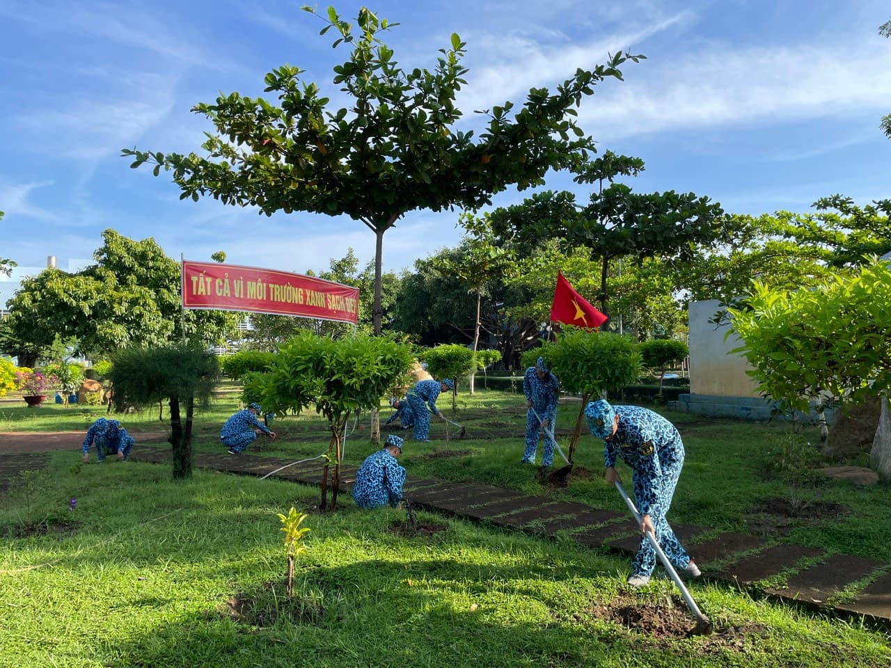 Tuổi trẻ Lữ đoàn 189 lao động tình nguyện tháng 11