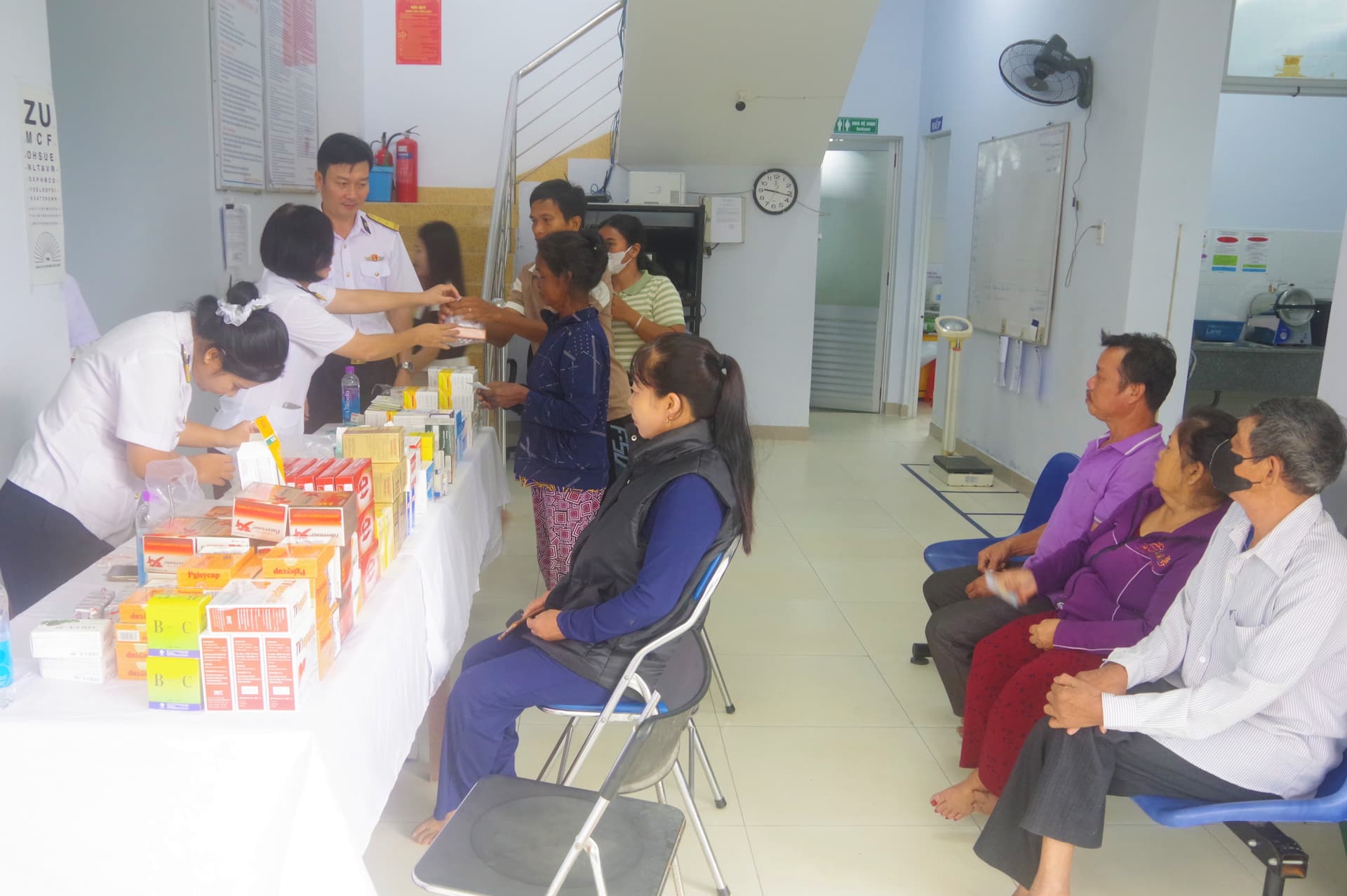 Học viện Hải quân: Khám bệnh, cấp thuốc miễn phí cho nhân dân xã Khánh Trung