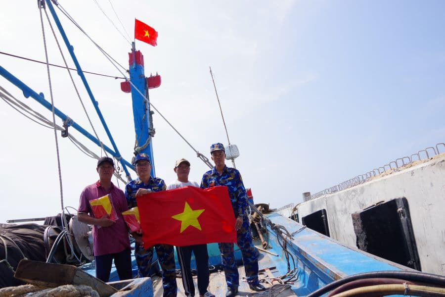 Đảo Sơn Ca hỗ trợ lương thực, thực phẩm cho tàu cá BĐ 97938 TS