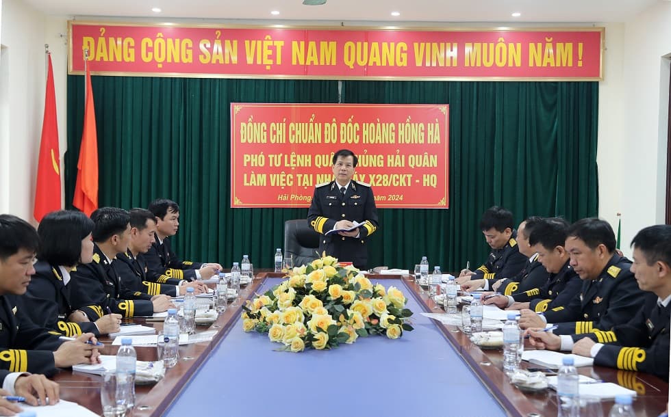 Chuẩn Đô đốc Hoàng Hồng Hà làm việc tại Nhà máy X28