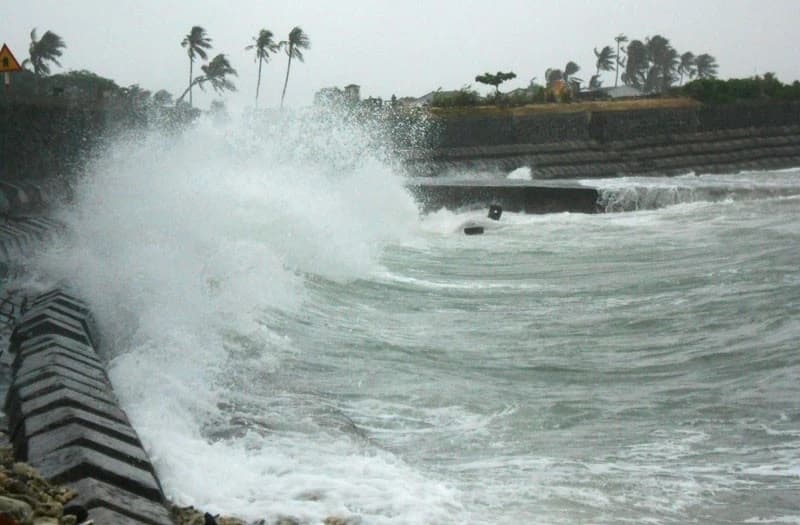 Tàu thuyền và các hoạt động trên biển đề phòng gió mạnh, sóng lớn