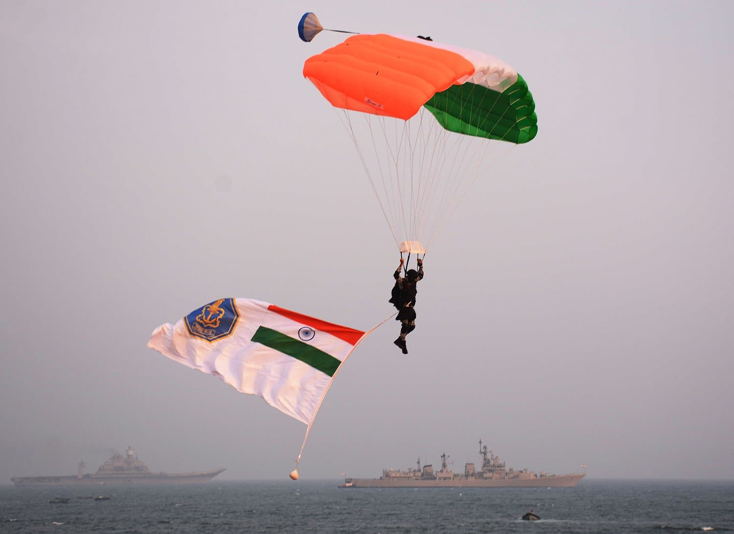 Hấp dẫn màn trình diễn “Sức mạnh trên không và diễu binh đường phố”