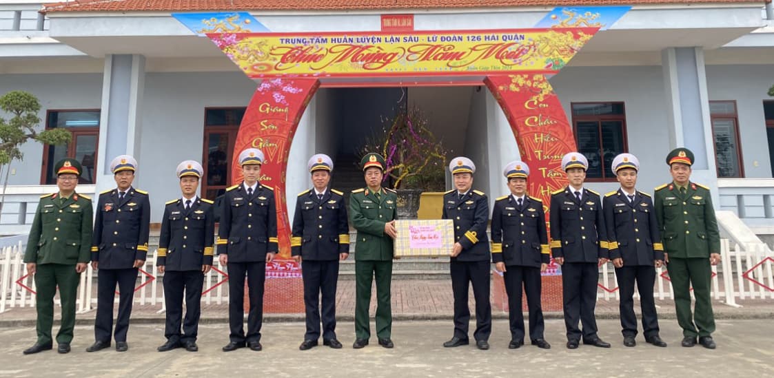 Tư lệnh Binh chủng Đặc công kiểm tra, chúc Tết cán bộ, chiến sĩ Lữ đoàn 126