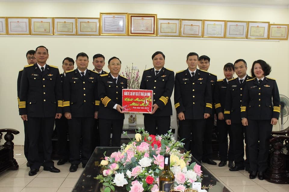 Thủ trưởng Cục Kỹ thuật Hải quân kiểm tra tại Trung tâm Tiêu chuẩn - Đo lường - Chất lượng 1