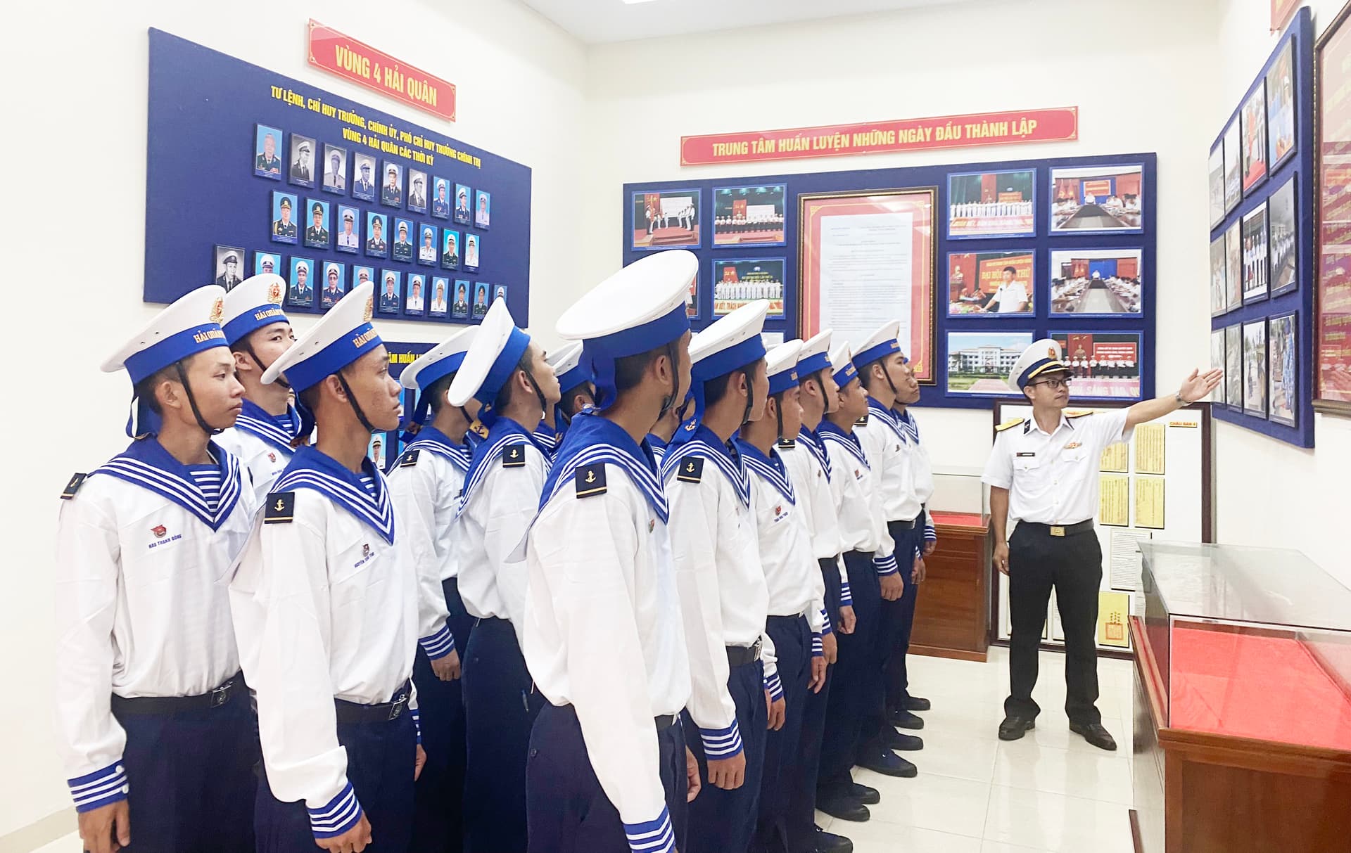 Chiến sĩ mới Trung tâm huấn luyện Vùng 4 học tập truyền thống