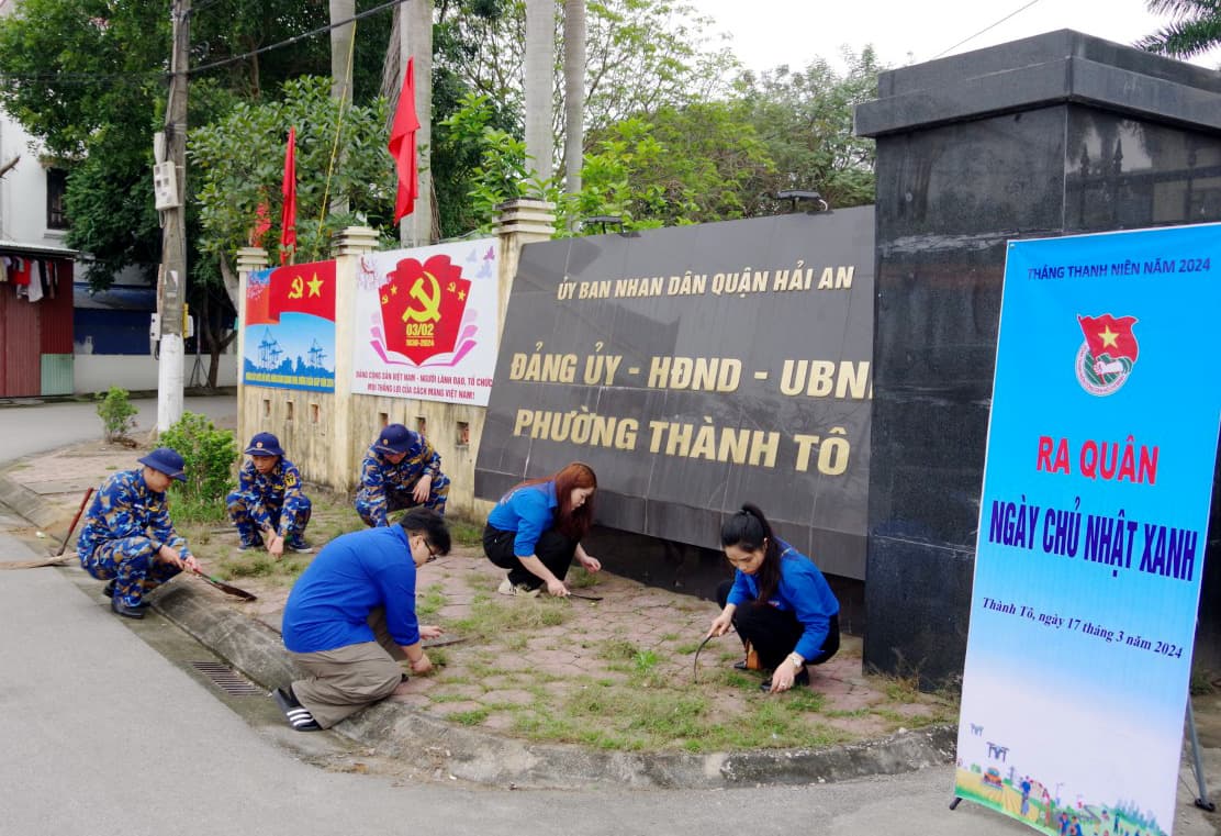 Lữ đoàn 602 tham gia lao động tình nguyện tại phường Thành Tô
