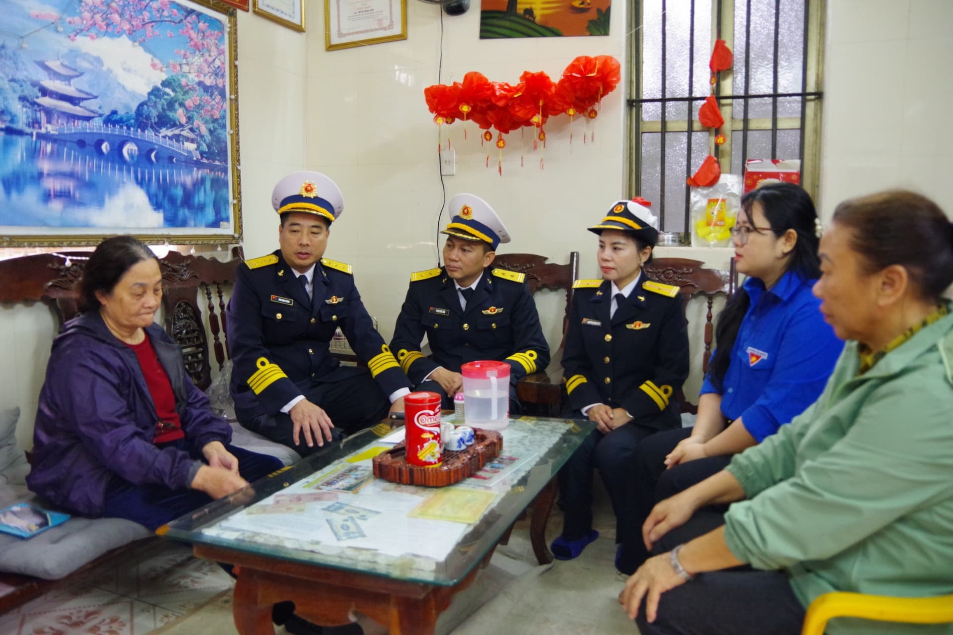 Đoàn Đoàn Đo đạc biên vẽ hải đồ và nghiên cứu biển tặng quà học sinh và người già có hoàn cảnh khó khăn