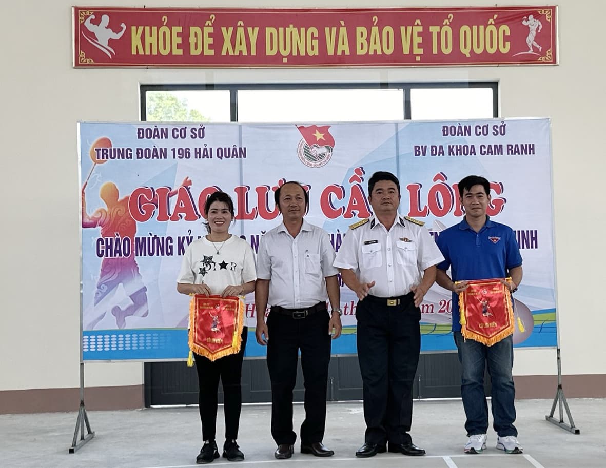 Tuổi trẻ Trung đoàn 196 và Bệnh viện đa khoa Cam Ranh giao hữu thể thao