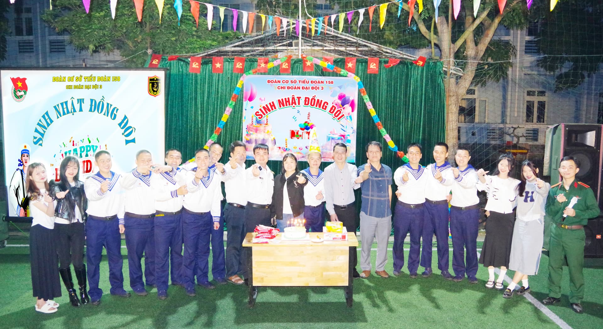 Ấm áp đêm sinh nhật đồng đội