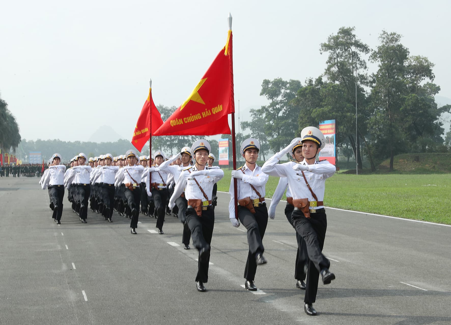 Phó Đô đốc Trần Thanh Nghiêm kiểm tra khối diễu binh, diễu hành Hải quân