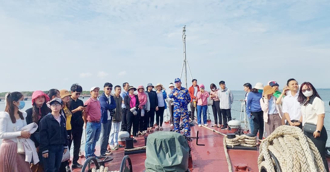 80 học viên lớp bồi dưỡng lý luận chính trị nghe thông tin về biển, đảo