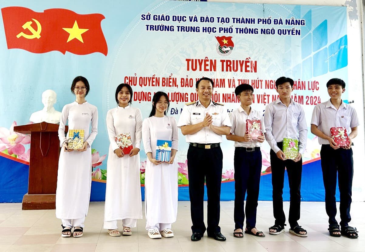 Hơn 3.000 học sinh nghe thông tin về biển, đảo