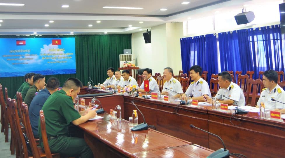 Đoàn tùy viên Quân sự  Cam-pu-chia thăm Học viện Hải quân