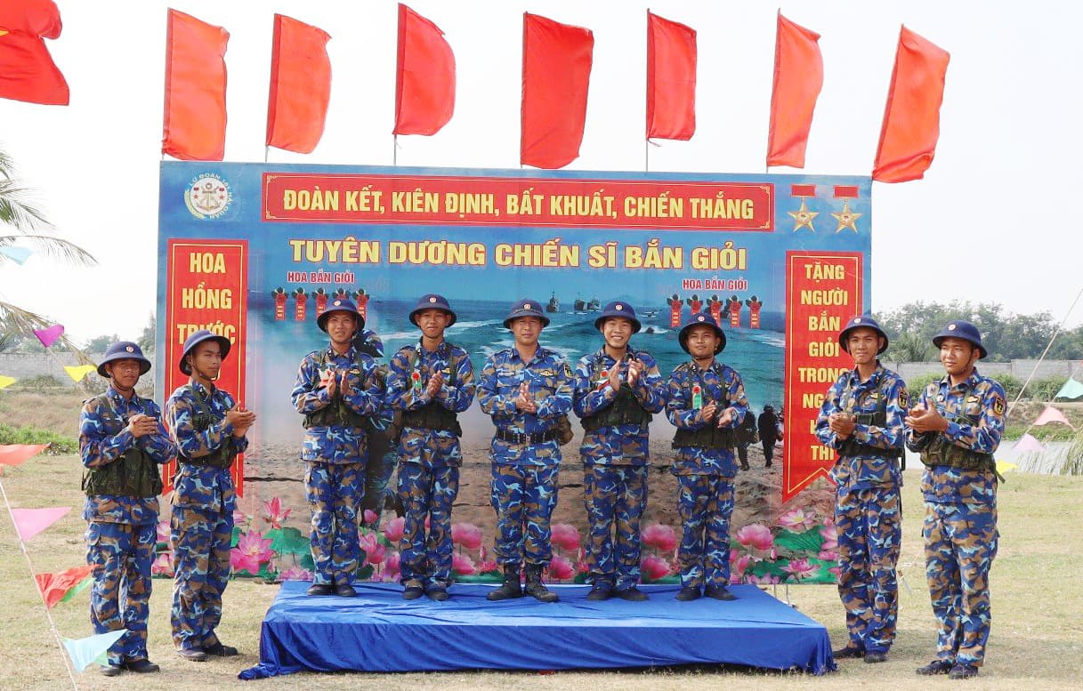 Chiến sĩ mới Lữ đoàn 101 kiểm tra bắn tập lần 2