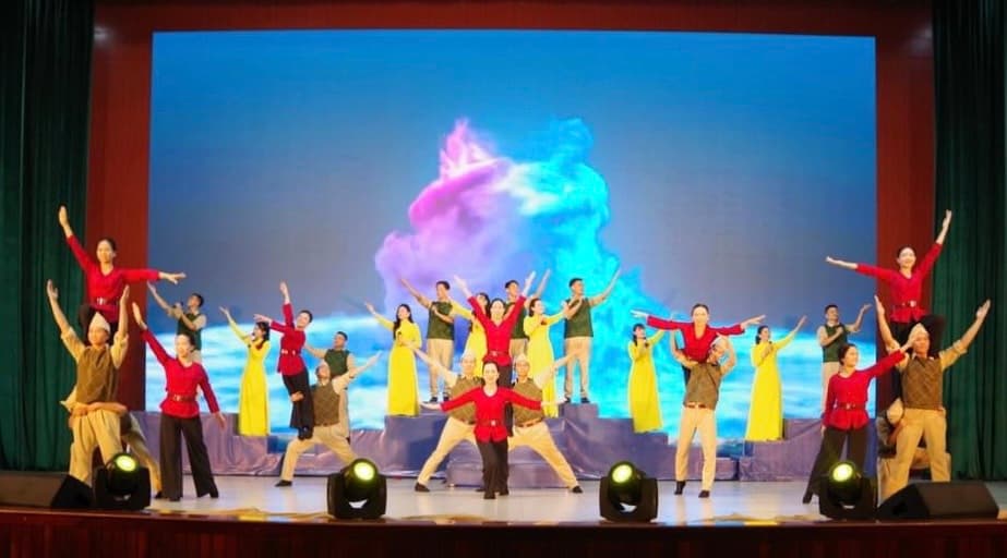 Các đoàn nghệ thuật quần chúng biểu diễn tại Trường Cao đẳng Kỹ thuật Hải quân