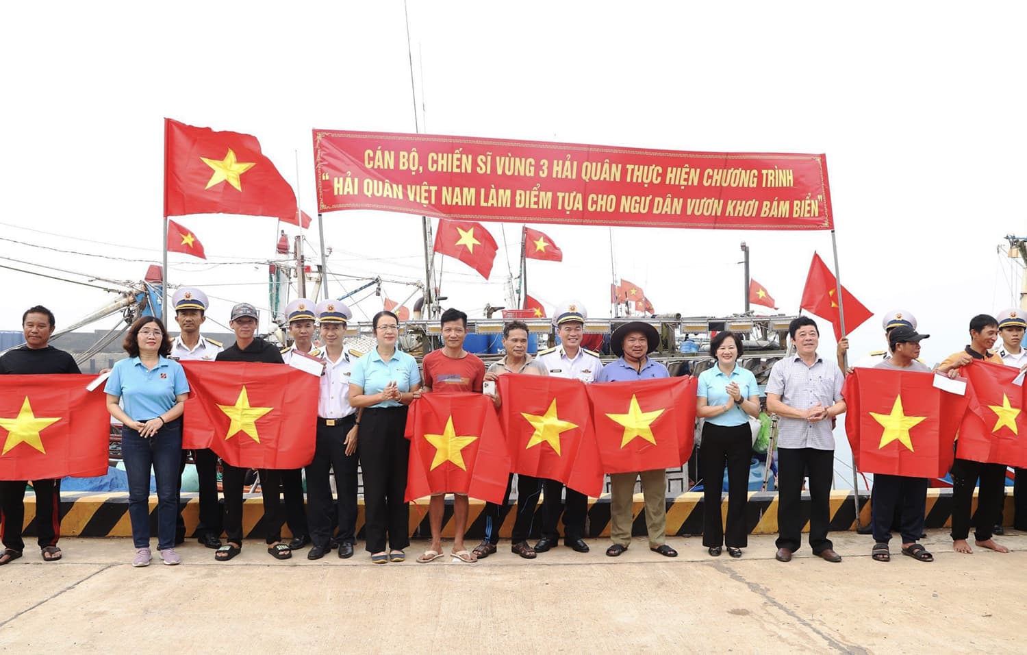 Vùng 3-Ngân hàng Nông nghiệp và Phát triển nông thôn Việt Nam thăm, tặng quà quân dân huyện đảo Cồn Cỏ