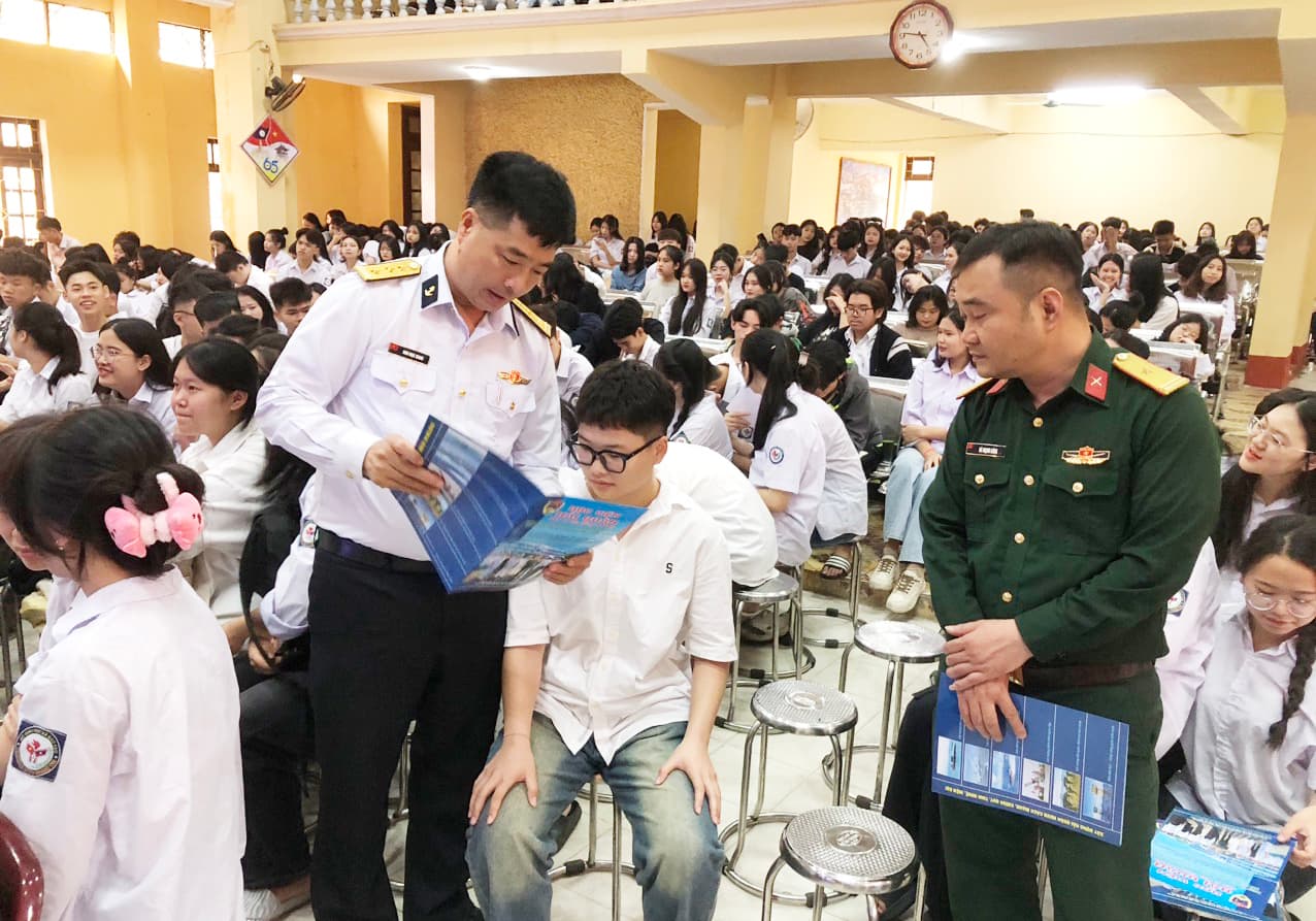 Đoàn Đo đạc biên vẽ hải đồ và nghiên cứu biển thông tin về biển, đảo tại huyện Phúc Thọ, thành phố Hà Nội