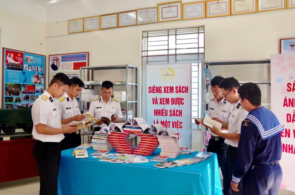 Lữ đoàn 682: Hơn 700 đầu sách được giới thiệu đến cán bộ, chiến sĩ