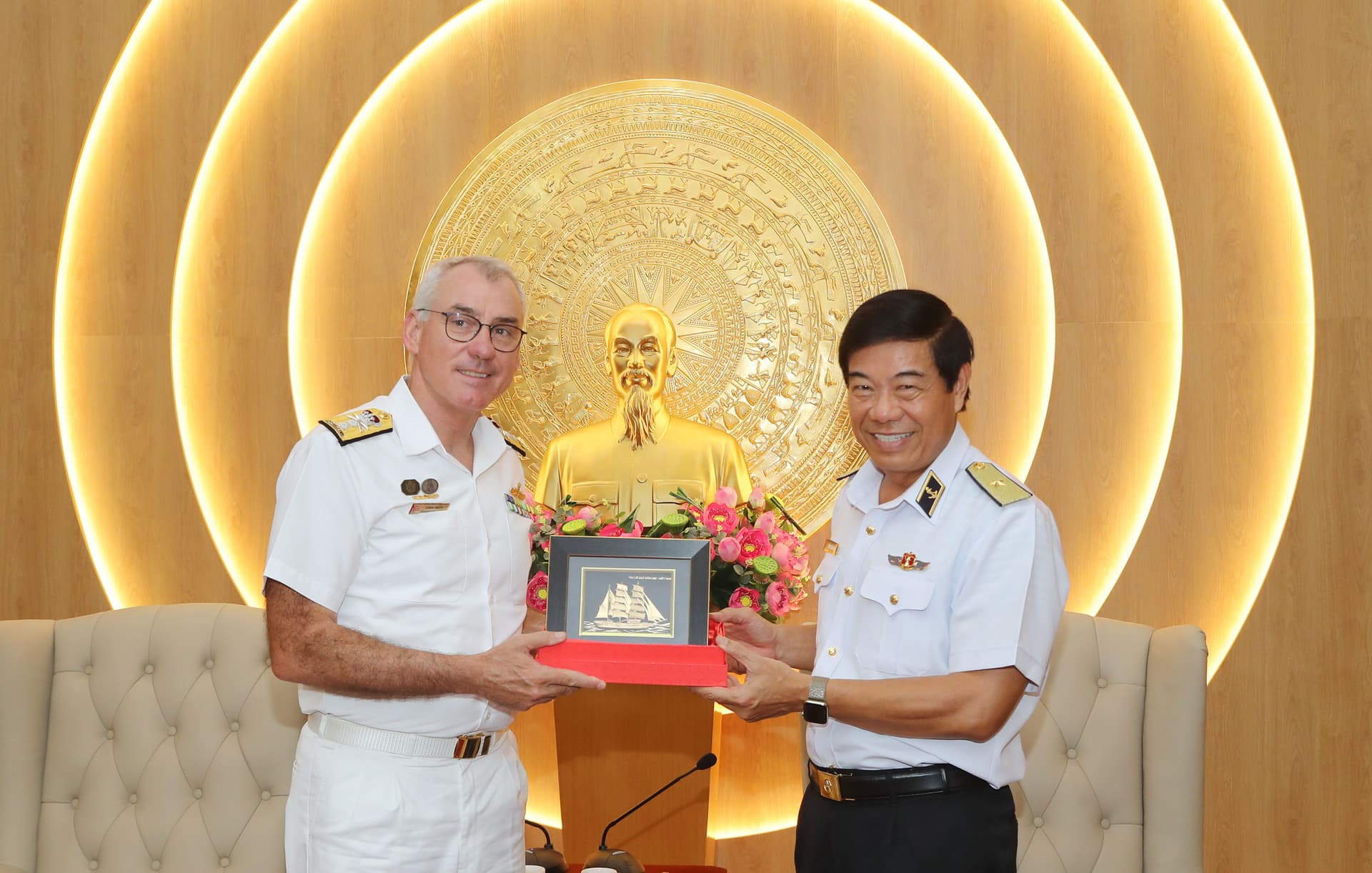 Thủ trưởng Bộ Tư lệnh Hải quân tiếp Tư lệnh Hạm đội tàu mặt nước Australia