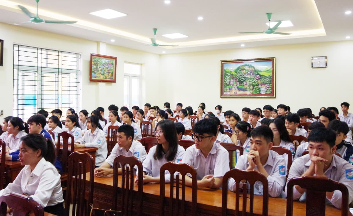 Cục Hậu cần thông tin về tình hình biển, đảo, thu hút nguồn nhân lực tại Phú Thọ