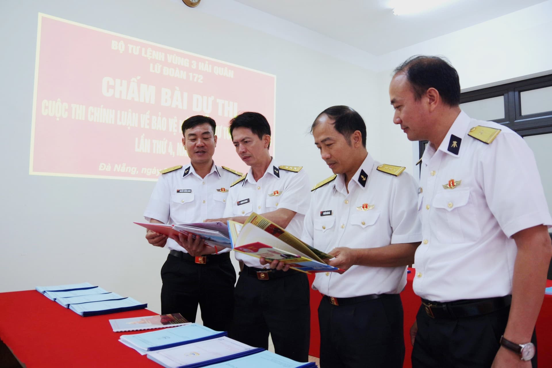 Lữ đoàn 172 chấm bài dự thi chính luận về bảo vệ nền tảng tư tưởng của Đảng lần thứ 4