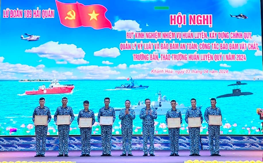 Các đơn vị rút kinh nghiệm huấn luyện, xây dựng chính quy, chấp hành kỷ luật Quý I