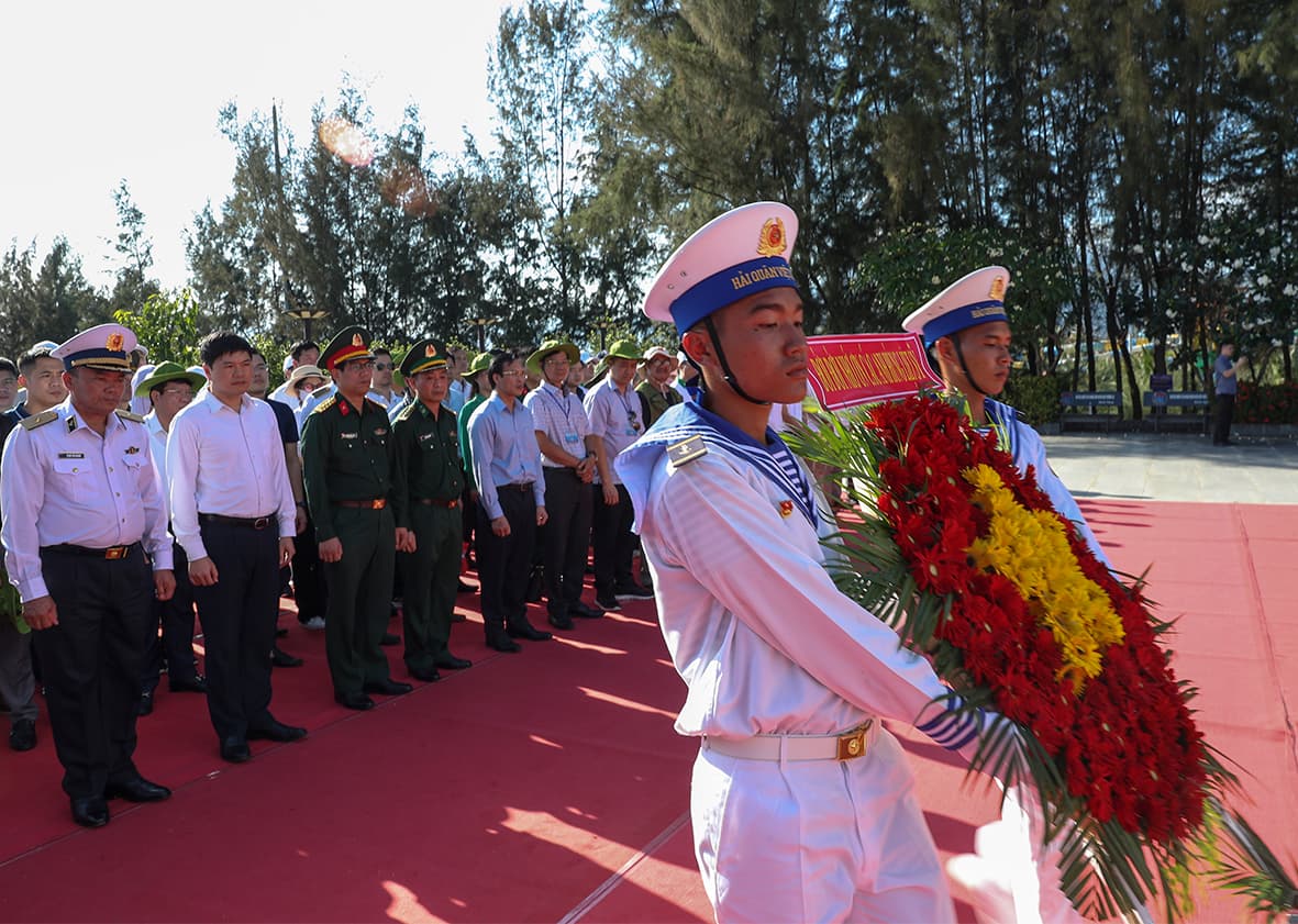 Đoàn đại biểu TP. Hải Phòng và các cơ quan, đơn vị dâng hương Khu tưởng niệm chiến sĩ Gạc Ma