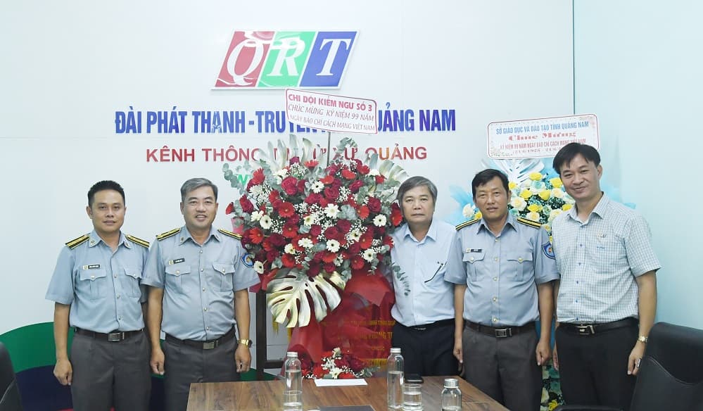 Chi đội Kiểm ngư số 3 chúc mừng các cơ quan báo chí